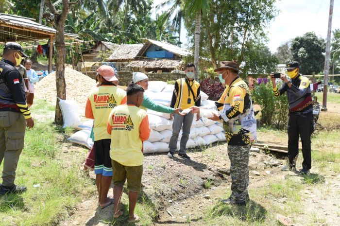 Pengda IOF Gorontalo salurkan bantuan baksos dan vaksinasi warga setempat
