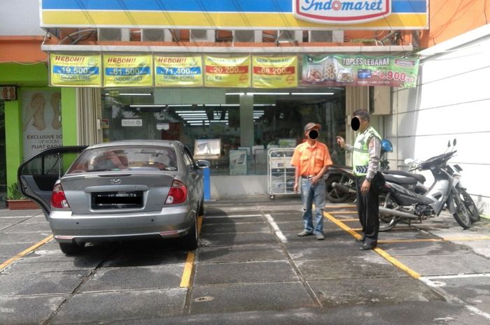 Ilustrasi Polisi dan tukang parkir di depan Indomaret