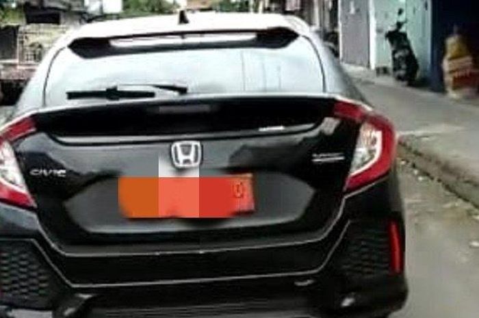 Honda Civic hatchback pakai pelat nomor Mabes AL