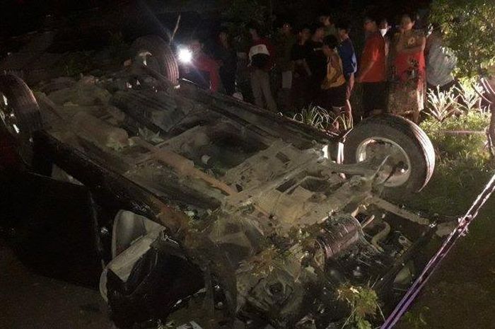 Toyota Avanza guling-guling usai ditabrak Kereta Api di Bogor