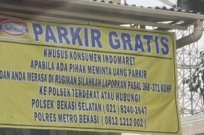 Spanduk PARKIR GRATIS yang dibentangkan salah satu Indomaret di kota Bekasi