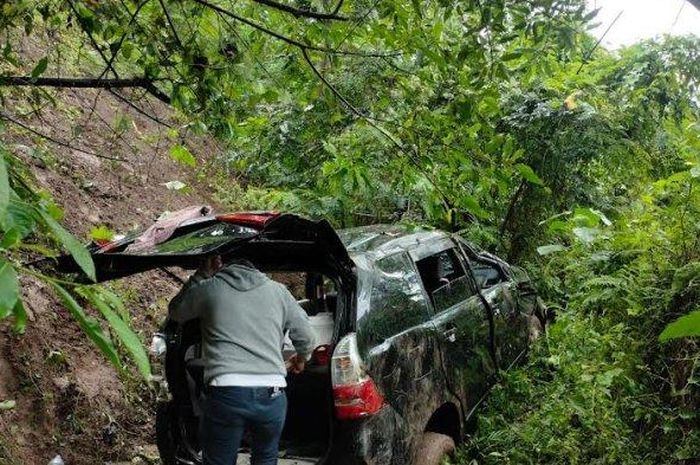 Daihatsu Xenia yang koprol ke jurang di Jl Sultan Hasanuddin, Puserren, Enrekang, Sulawesi Selatan