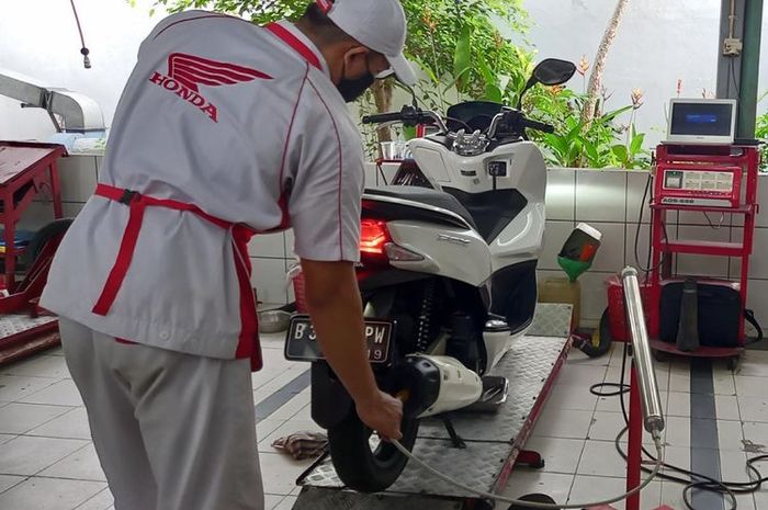 Uji emisi sepeda motor di bengkel resmi Astra Motor Center Jakarta(Rendra Kusumah)