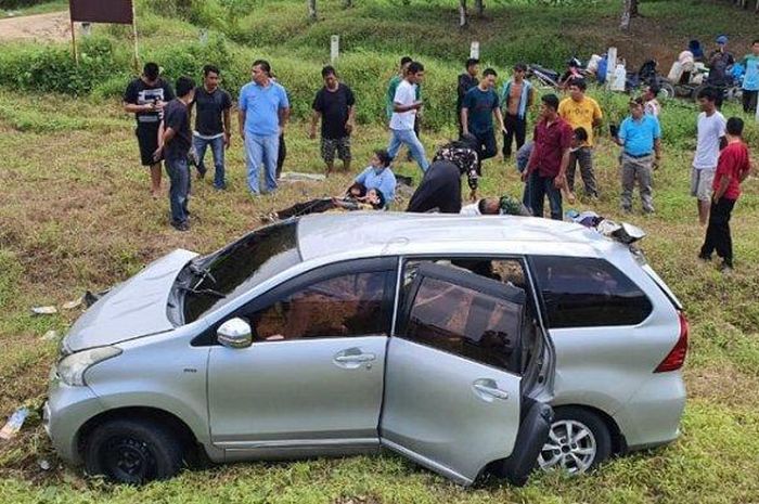 Toyota Avanza berisi rombongan guru dan siswa mengalami kecelakaan di tol Tebingtinggi-Medan