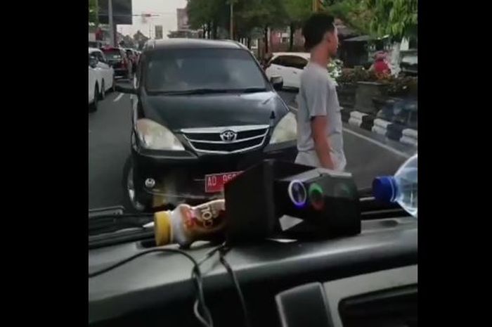 tangkapan layar video Toyota Avanza pelat merah hadang ambulans di Klaten, Jawa Tengah