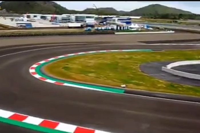 Bikin Pangling, begini penampakan sirkuit Mandalika di Lombok, NTB, setelah dicat jelang WorldSBK Indonesia 2021.