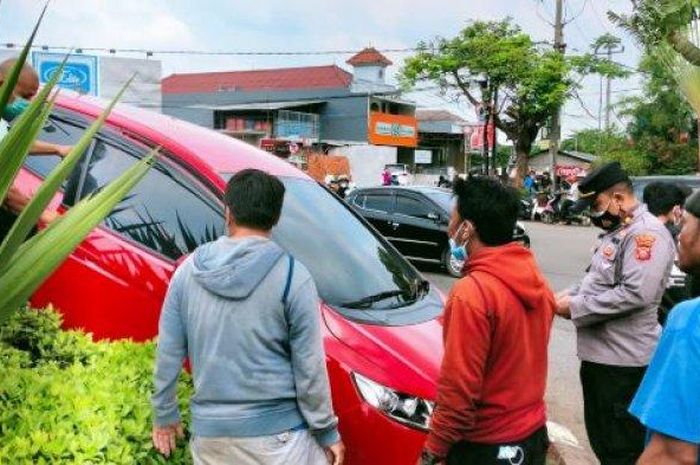 Honda Jazz GK5 nyangkut taman bunderan Galuh Mas, Karawang, Jawa Barat