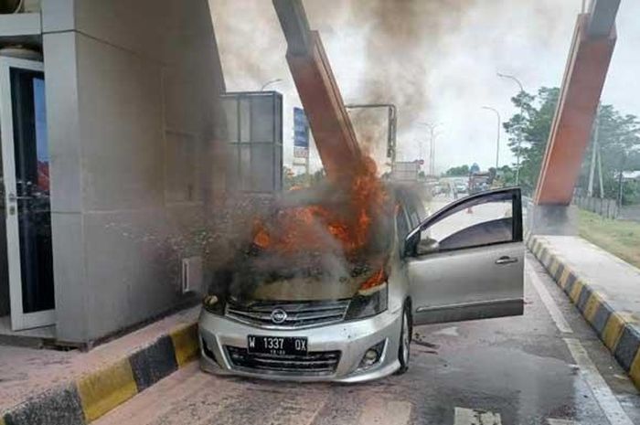 Nissan Grand Livina terbakar di gerbang Tol Mojokerto Barat