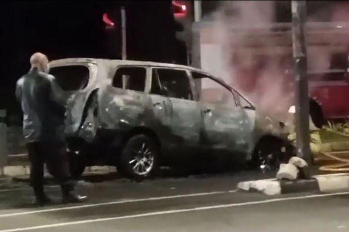 Toyota Kijang Innova terbakar di Jl Pegangsaan Barat, Menteng, Jakarta Pusat
