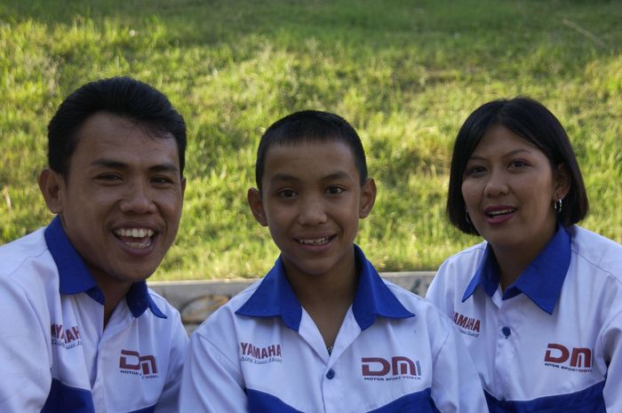 Kiswadi (kiri) bersama Doni Tata (tengah) dan Haryani (kanan)