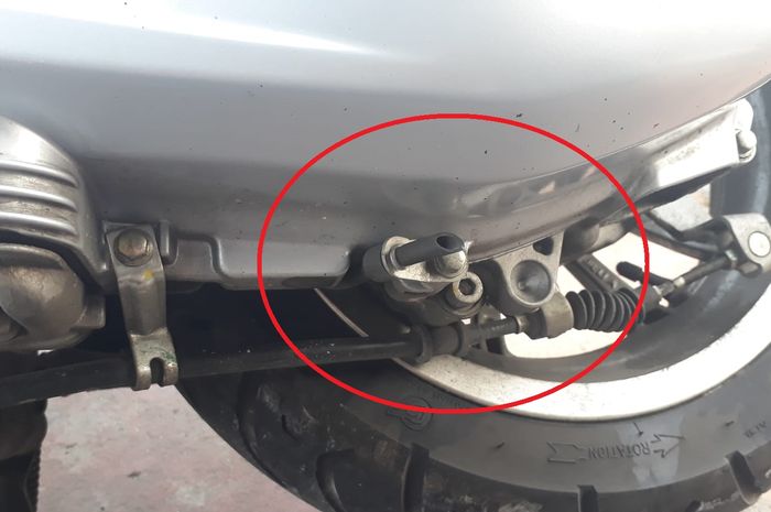 Posisi slang hawa di Vespa yang rawan masuk air