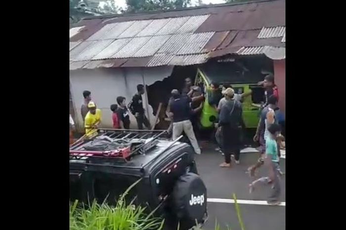 Suzuki Jimny menubruk rumah warga di bogor, masyarakat sekitar membantu evakuasi