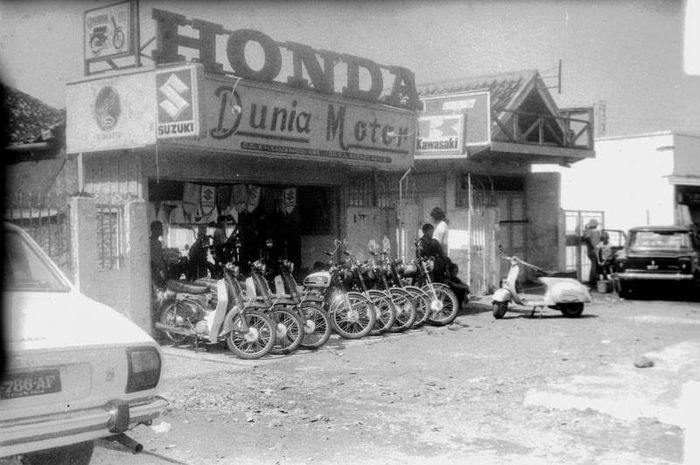 Tampilan dealer Honda Dunia Motor pada 1970-an yang menjual berbagai motor.