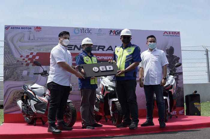PT. Astra Honda Motor (AHM) menyerahkan 40 unit Honda ADV150 sebagai motor resmi milik sirkuit Mandalika. 