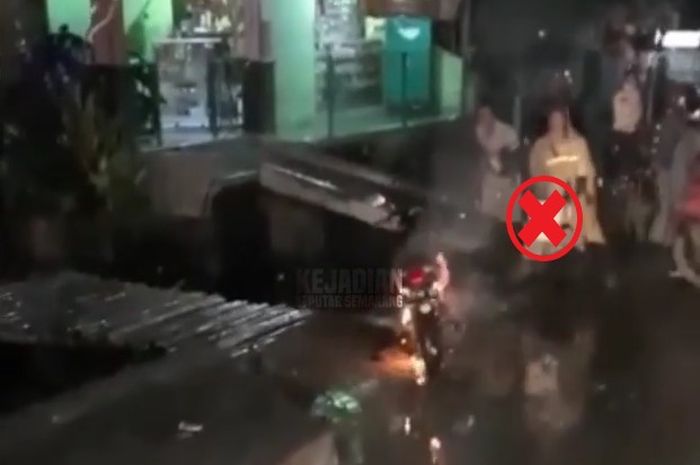 Skutik yang diduga Honda BeAT terbakar di Semarang.