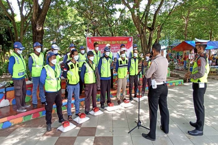 Satlantas Polres Sukoharjo berikan pelatihan kepada Supeltas dan ojol