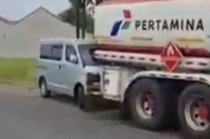 Rekaman video memperlihatkan truk tangki Pertamina 'kencing' di jalan sudah ditunggu pengepul Solar