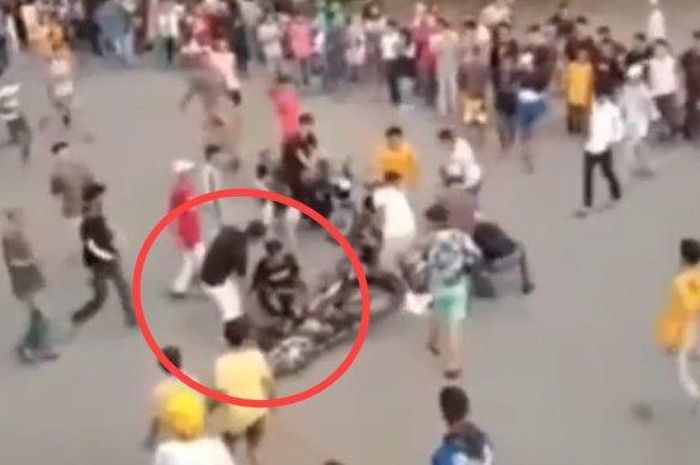 Adu banteng saat sedang melakukan aksi balap liar