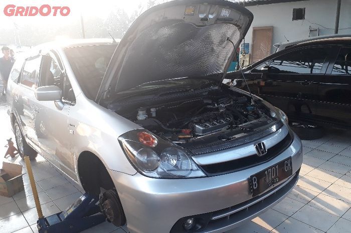 Ilustrasi Honda Stream sedang perbaikan