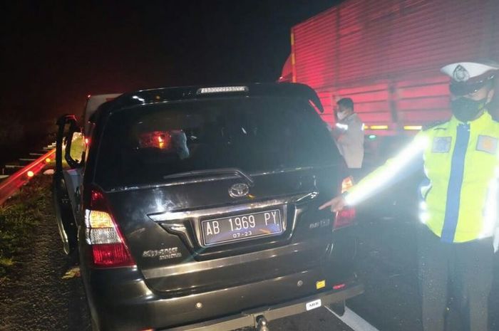 Toyota Kijang Innova yang ditumpangi Dekan Fakultas Peternakan UGM kecelakaan di tol Cipali