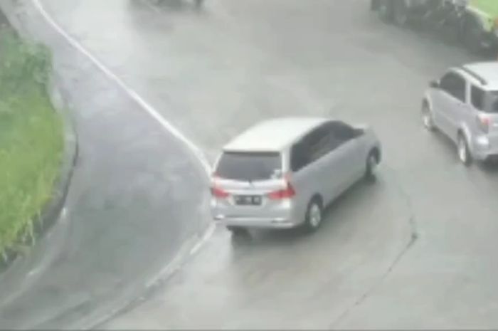 Tangkapan layar video Toyota Avanza yyang gagal nanjak di jalur Sitinjau Lauik.