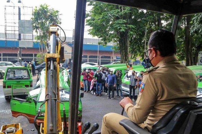 Wali Kota Bogor, Bima Arya terpantau lagi 'geprek' sejumlah angkot pakai ekskavator.