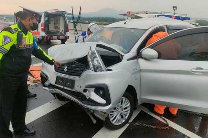 Suzuki Ertiga yang kecelakaan di ruas tol Kertosono-Caruban dan menewaskan satu anggota polisi