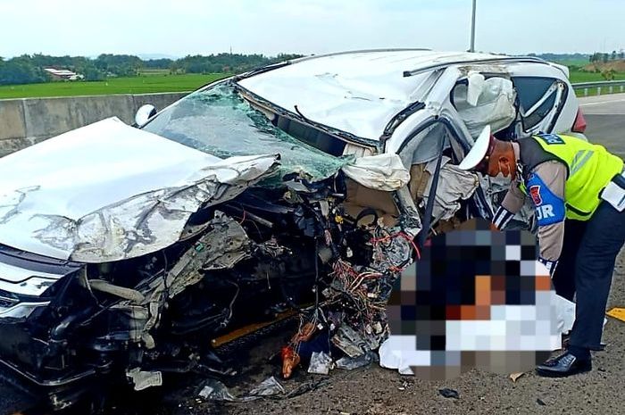 Vanessa Angel dan Bibi Andriyansyah dinyatakan meninggal dalam kecelakaan di tungal Mitsubishi Pajero Sport di tol Jombang-Mojokerto