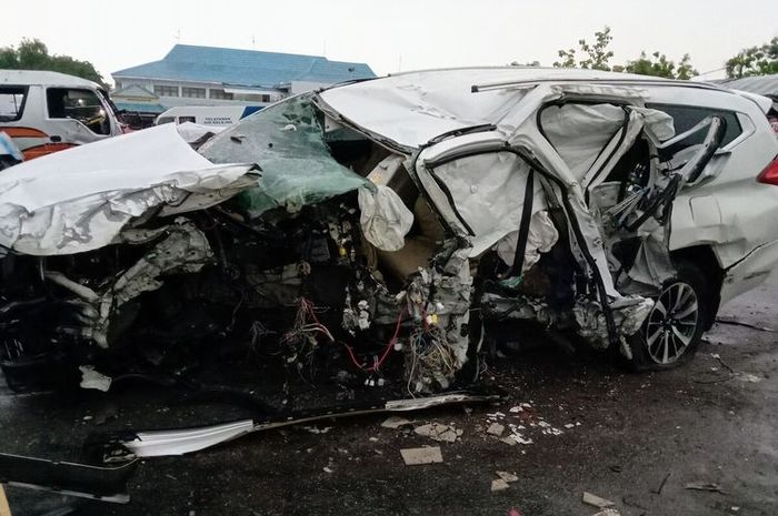 Kondisi kendaraan yang ditumpangi keluarga Vanessa Angel, setelah mengalami kecelakaan tunggal di (Km) 672+300 jalur A ruas Tol Jombang arah Mojokerto.(KOMPAS.COM/MOH. SYAFI&Iacute;)