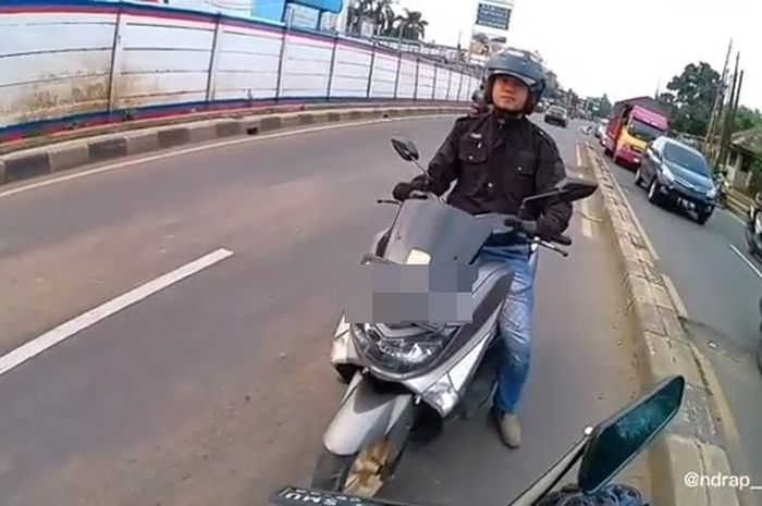 Tangkapan layar pengendara Yamaha NMAX nekat lawan arus lalu lintas di Depok, Jawa Barat.
