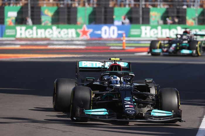 Valtteri Bottas bikin tim Red Bull gigit jari dengan merebut Pole Position sekaligus memimpin posisi 1-2 untuk Mercedes di F1 Meksiko 2021.