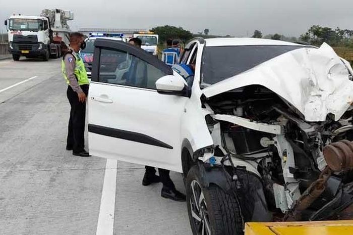 Toyota All New Rush terburai tabrak BMW 318i di ruas tol Nganjuk-Caruban, Jawa Timur tewaskan satu penumpang
