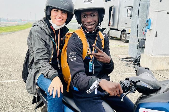 Khaby Lame berpose di atas Yamaha NMAX saat MotoGP Emilia Romagna 2021.