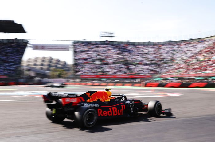 Duet pembalap Red Bull yaitu Max Verstappen dan Sergio Perez cetak banyak rekor di F1 Meksiko 2021, apa saja ya?