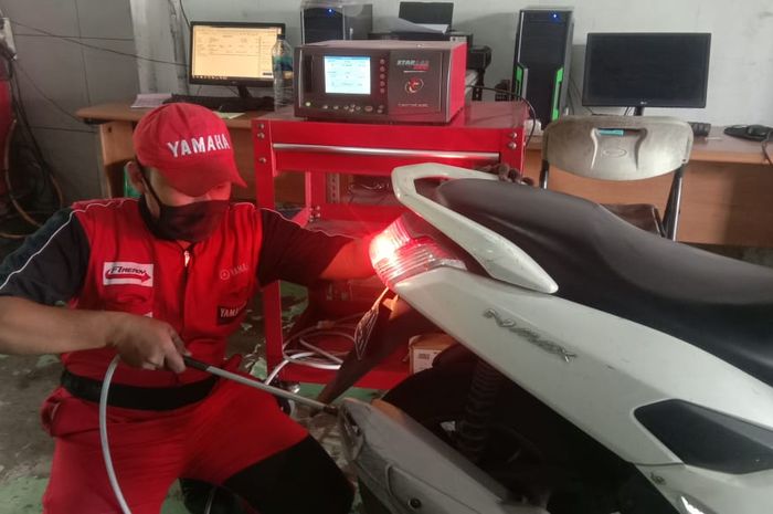 Uji emisi motor di bengkel resmi Yamaha