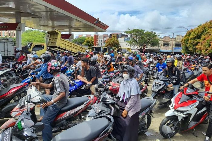 Warga kota Sorong, Papua Barat berbondong-bondong antre BBM di SPBU karena termakan isu hoaks BBM Pertalite langka