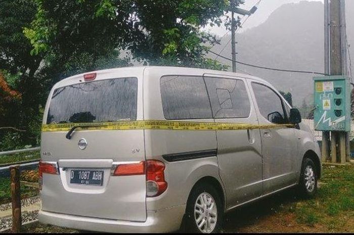 Nissan Evalia yang digaris polisi karena pengemudi tewas di dalam kabin