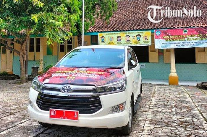 Toyota Kijang Innova Gibran yang berada di SDN Nusukan Barat, Kota Solo, Jawa Tengah.