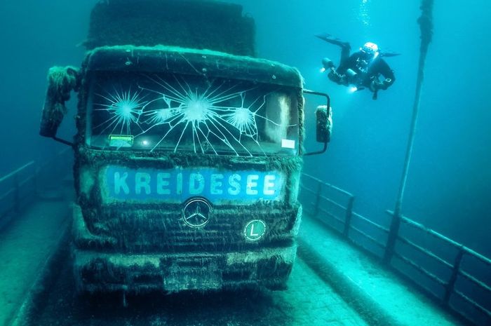 Foto truk tenggelam yang diketahui Mercedes-Benz Atego di Tauchbasis Kreidesee, Hemmoor, Jerman.