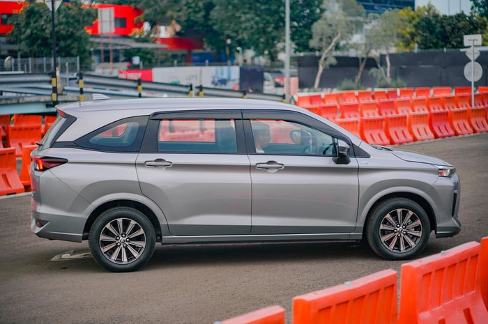 Tampak samping Toyota All New Avanza, terlihat dimensi Avanza baru ini lebih besar dibanding generasi sebelumnya