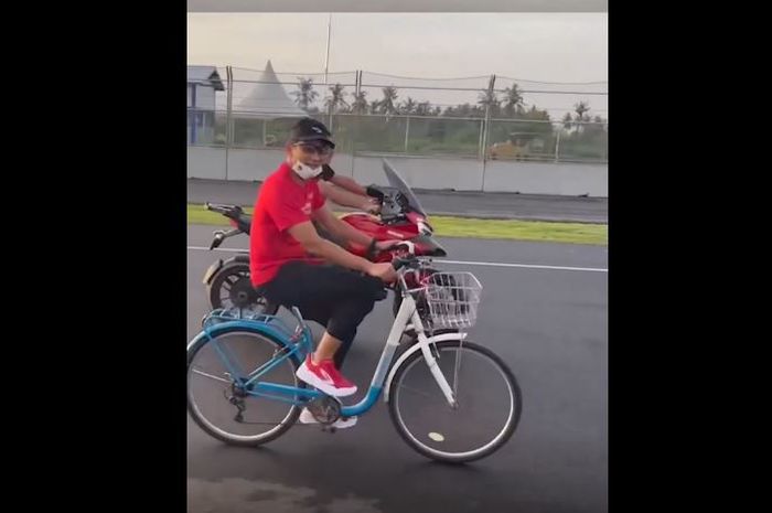 Sandiaga Uno jajal sirkuit Mandalika naik sepeda ontel dikawal moge Ducati Multistrada