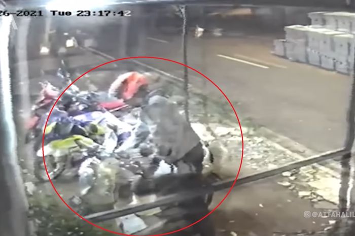 Tangkapan layar CCTV yang merekam pencurian Honda Scoopy milik kru Atta Halilintar.
