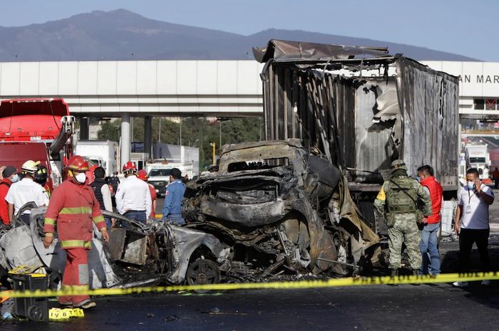 Potret lokasi insiden truk ekspedisi hantam sejumlah mobil sampai terbakar di Meksiko.