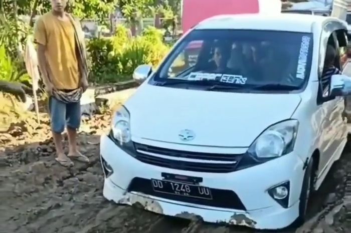 Toyota Agya ceper nyangkut saat lewat jalan alternatif Palopo-Walenrang.