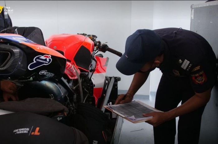 Proses pengecekan Ducati Panigale V4 R milik tim Aruba.it Racing-Ducati oleh tim Bea Cukai Mataram