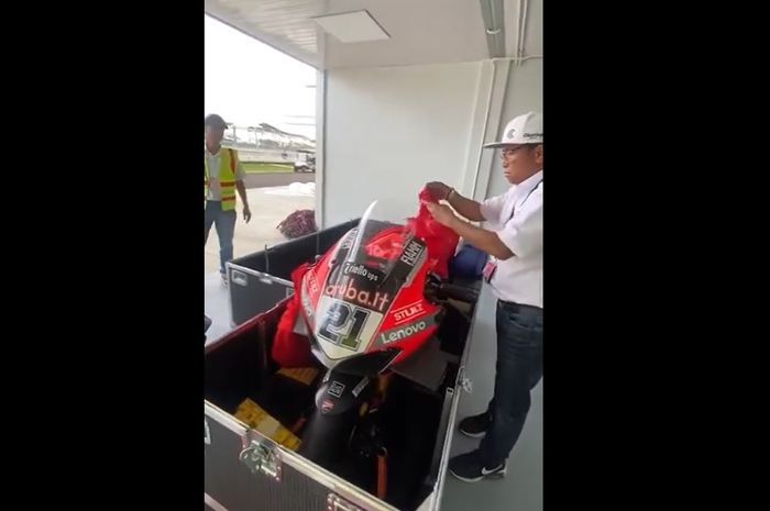 Momen ketika kargo motor yang ditunggangi pembalap tim Aruba.it-Racing-Ducati, yakni Michael Ruben Rinaldi sudah terbuka. 