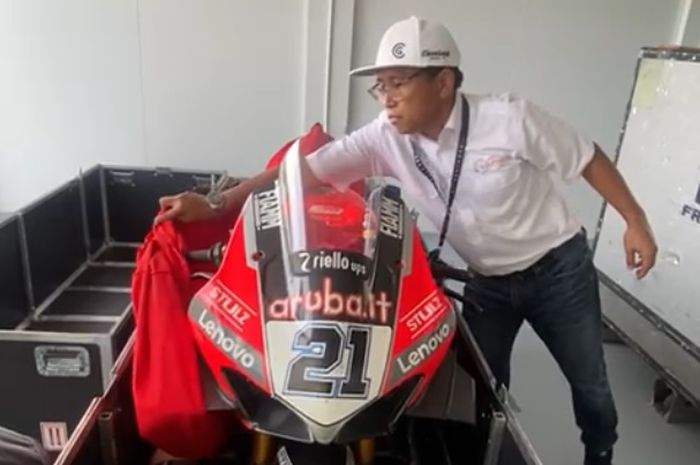 Heboh oknum membuka bungkus motor Ducati di sirkuit Mandalika