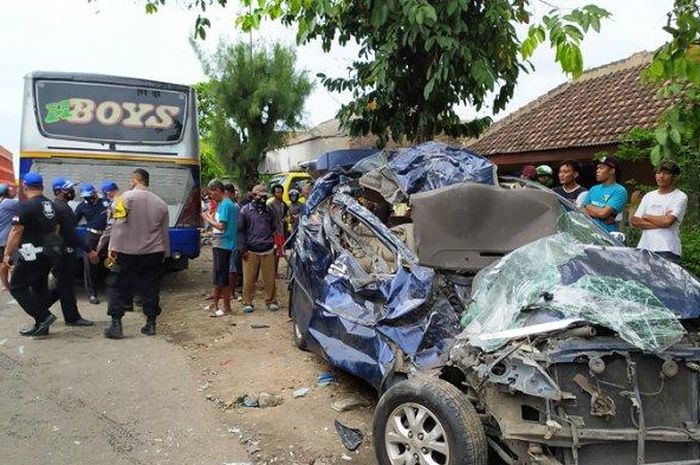 Toyota Kijang Innova digilas bus Rela di jalan raya Purwodadi-Solo, Kacangan, Sumberlawang, Sragen