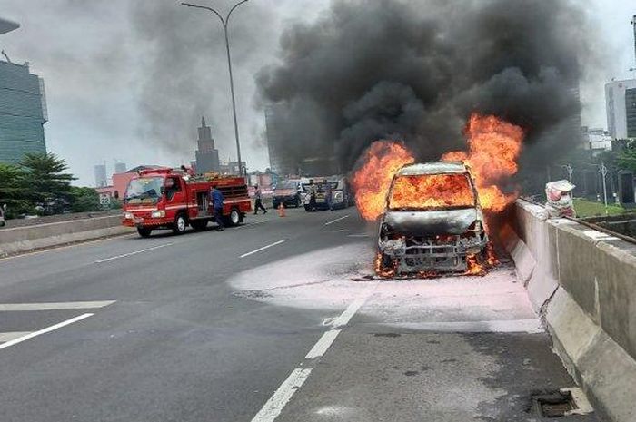 Nissan Serena terbakar di ruas tol JORR kawasan Cilandak, Jakarta Selatan