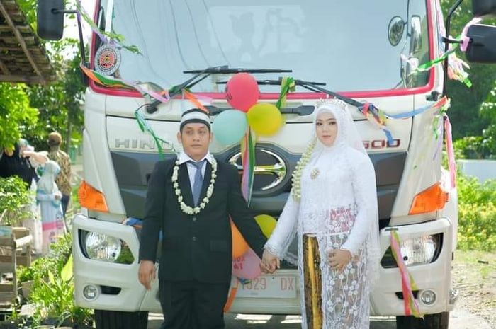 Pengantin di Pati, Jawa Tengah (Jateng) yang berikan Hino Ranger 500 saat pernikahan.